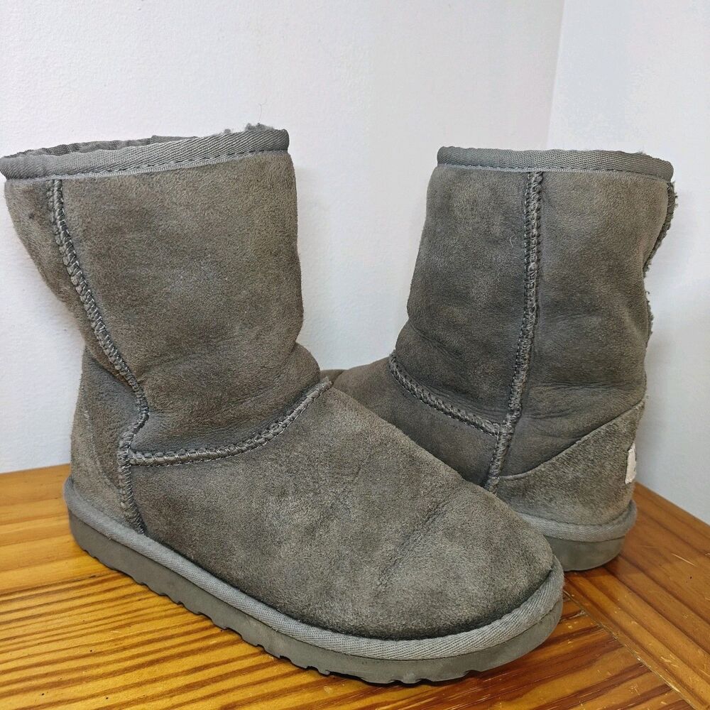 UGG Women's Classic Short II Grey Leather Boot 1016223 Sz 4 Water-resistant